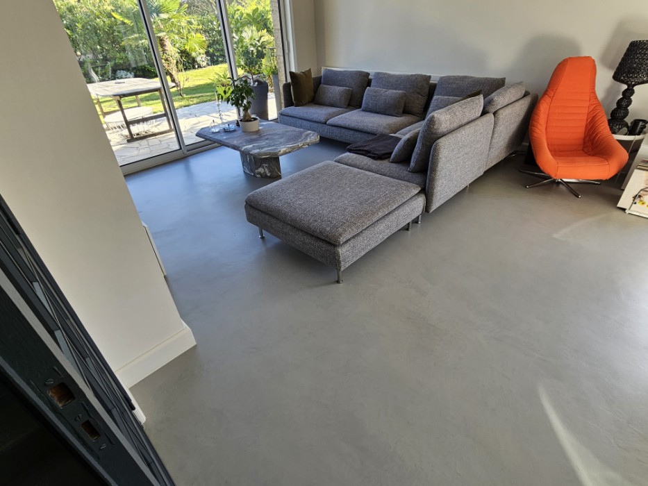 Sol décoratif en béton ciré